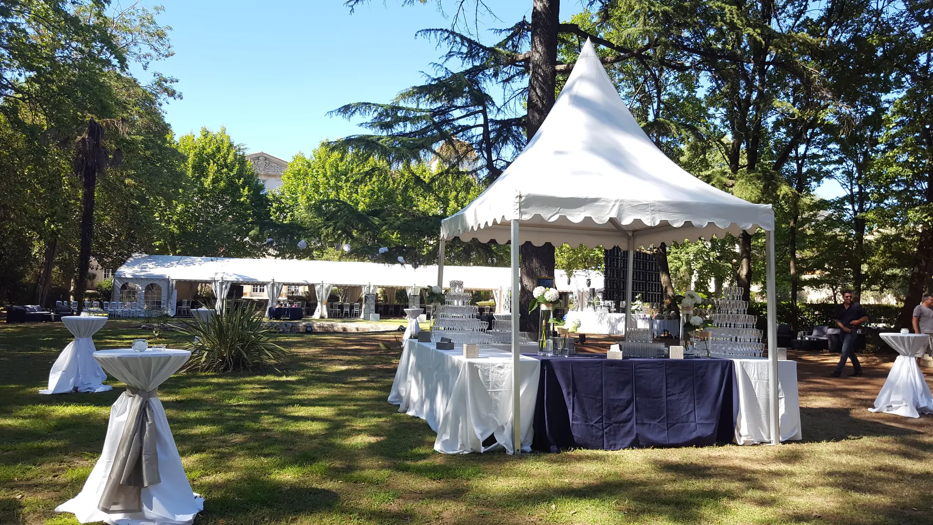 Location chapiteaux tentes barnums planchers sols scènes tables chaises